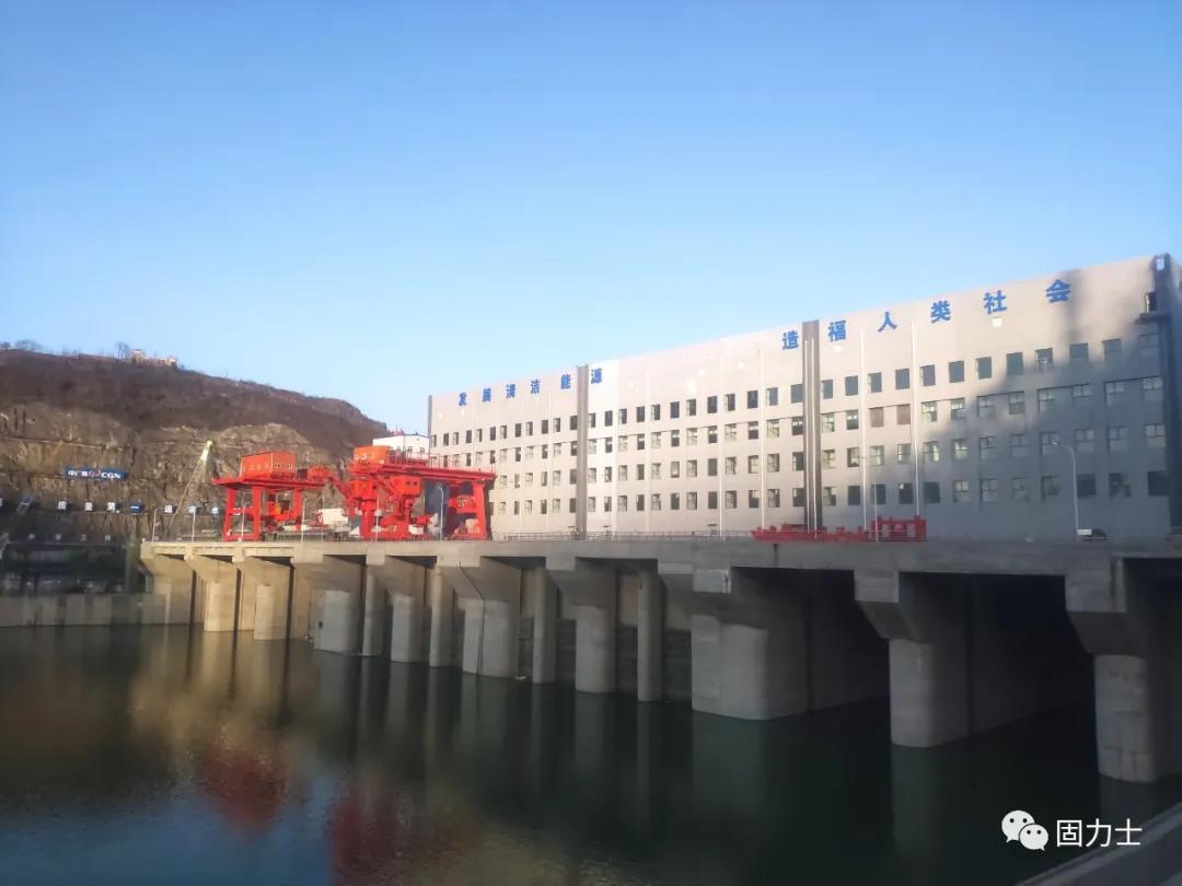 　　漢江白河(夾河)水電站項目效果圖 　　漢江白河(夾河)水電站項目效果圖  　　漢江白河水電站樞紐工程是陜西省&ldquo;十三五&rdquo;續建項目之一，為加快推進(jìn)重點(diǎn)項目建設，造福兩岸百姓，白河縣加大溝通協(xié)調力度，最終中廣核集團與中國信達公司以控股的方式共同投資建設。為保障工程建設順利實(shí)施，白河縣先后多次召開(kāi)縣長(cháng)辦公會(huì )、項目建設推進(jìn)會(huì )，做好移民安置、環(huán)境保障、項目服務(wù)等工作，積極為工程建設創(chuàng  )造良好的施工環(huán)境?！?  　　漢江白河(夾河)水電站項目實(shí)景